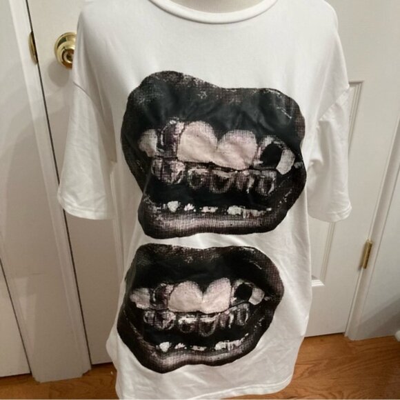 SALE! Lips graphic SHEIN tshirt - Picture 1 of 4